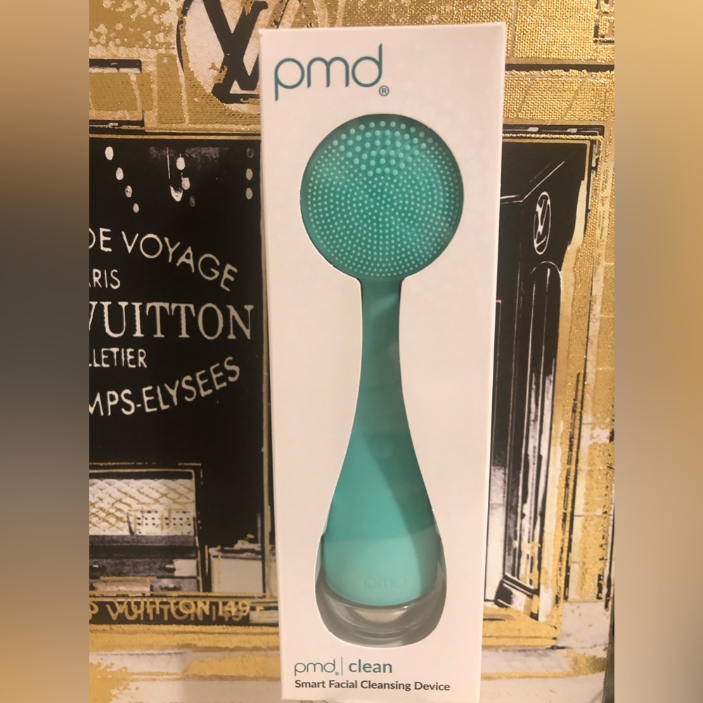 pmd clean Smart Facial Cleaning Device in the colour Teal (New!)